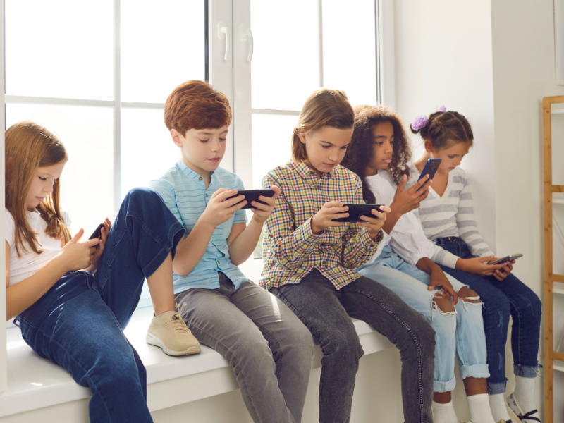 Salute digitale: come proteggere gli occhi di bambini e adolescenti